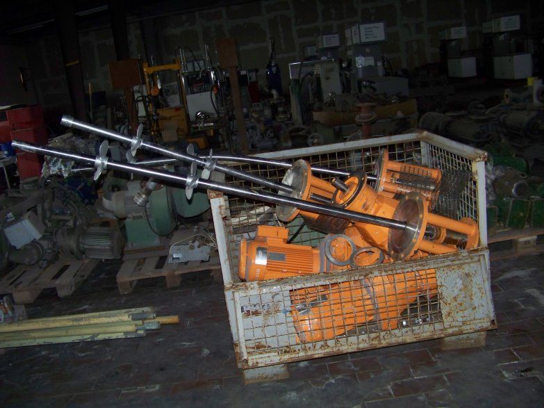 Stehender Rührwerkbehälter aus Edelstahl mit 4 Pra (4)