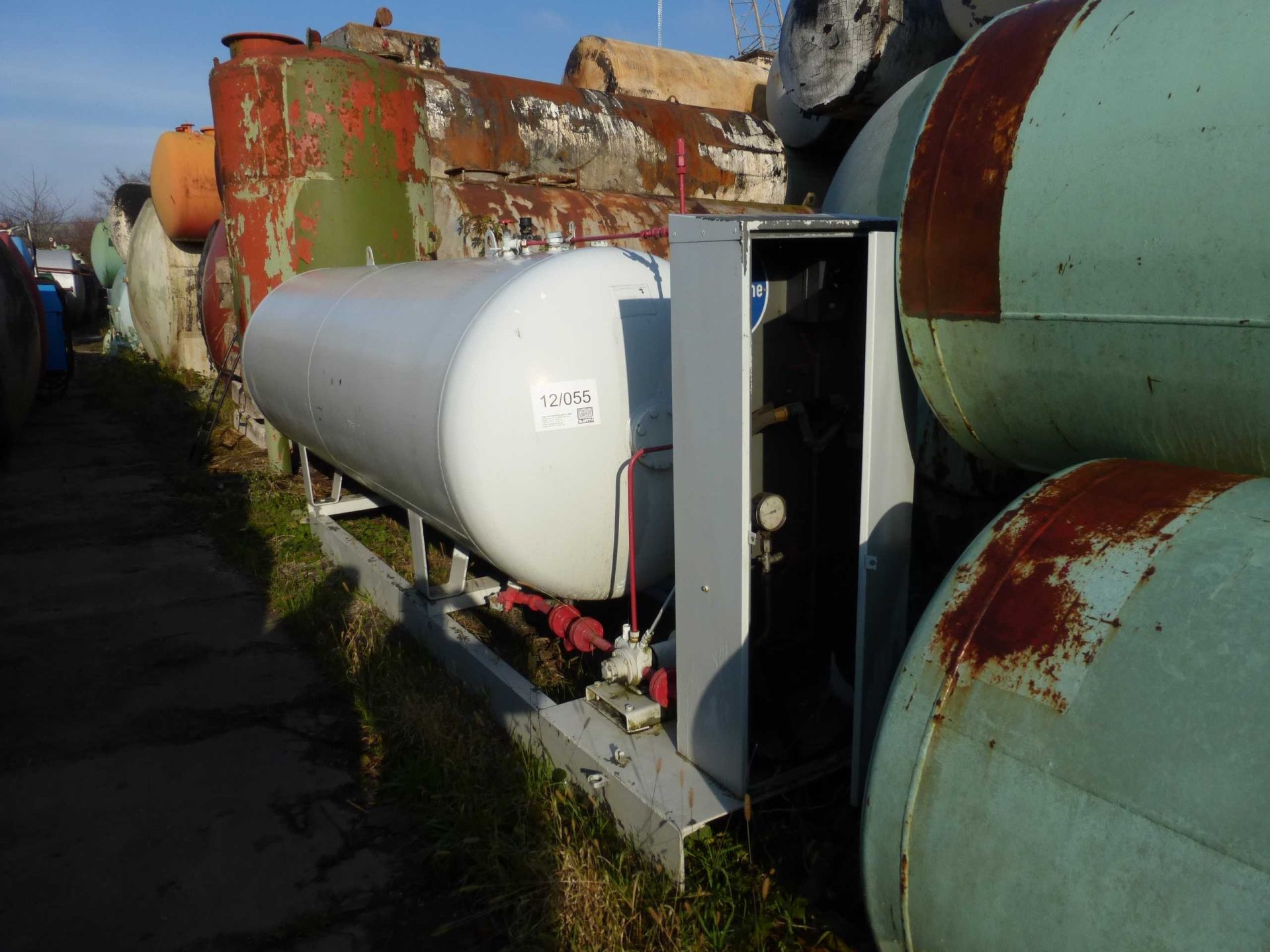 Gasbeh&auml;lter aus Stahl, mit Pumpenschrank (1)