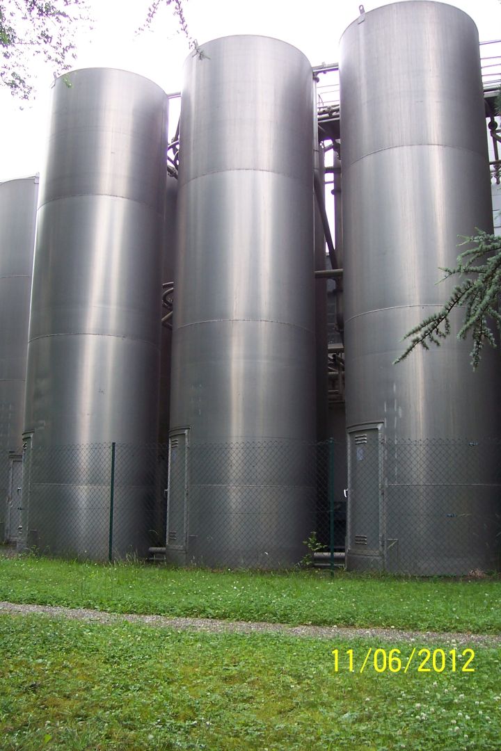 Lagersilo aus Aluminium, auf Fu&szlig;ring stehend (1)
