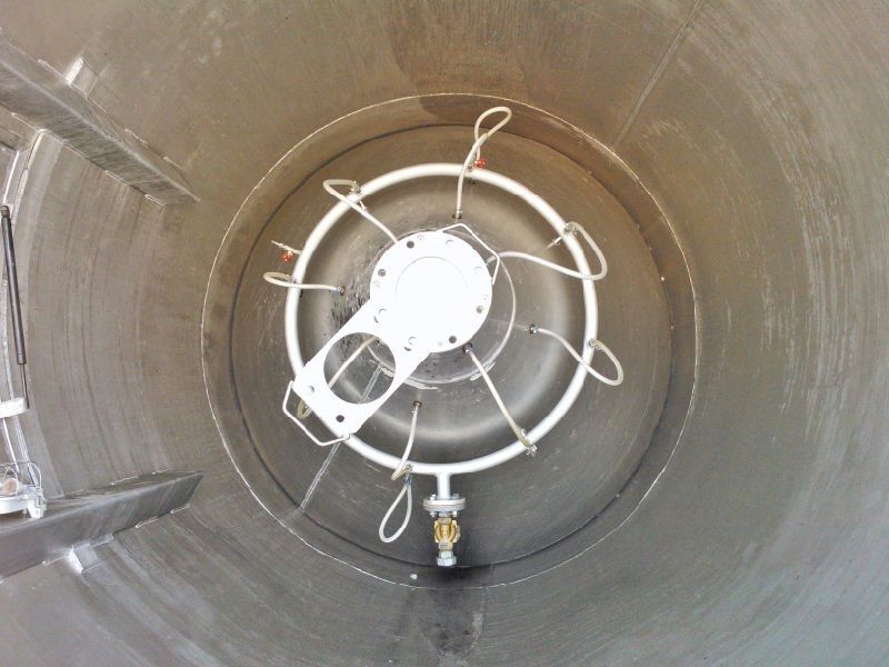 Lagersilo aus Aluminium, auf Fußring stehend (3)