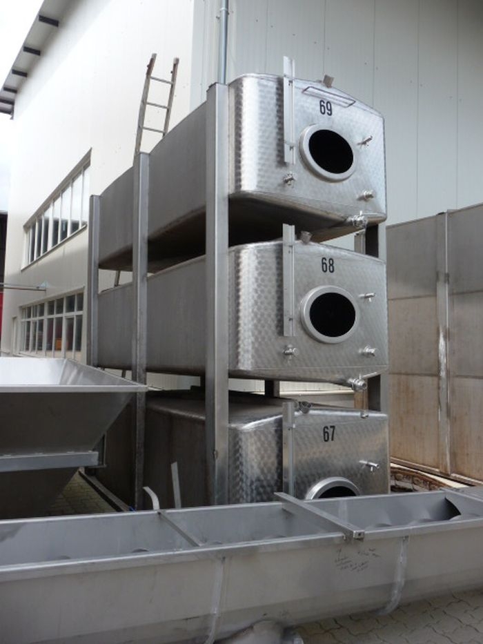 Lagerbeh&auml;lter aus Edelstahl, aufeinander gesattelt (1)