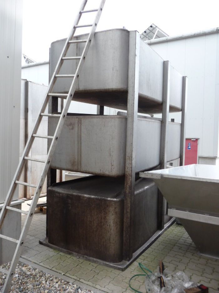 Lagerbehälter aus Edelstahl, aufeinander gesattelt (3)