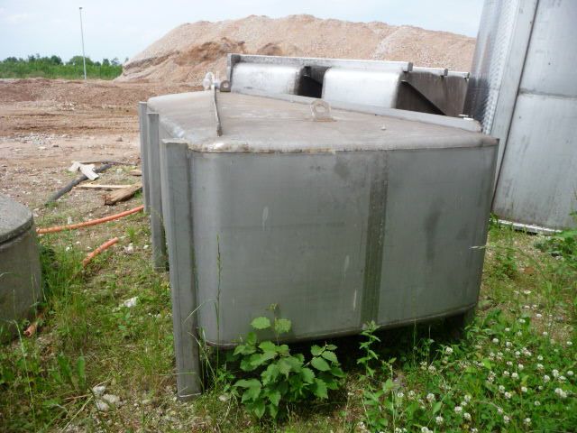 Lagerbehälter aus Edelstahl, aufeinander gesattelt (4)