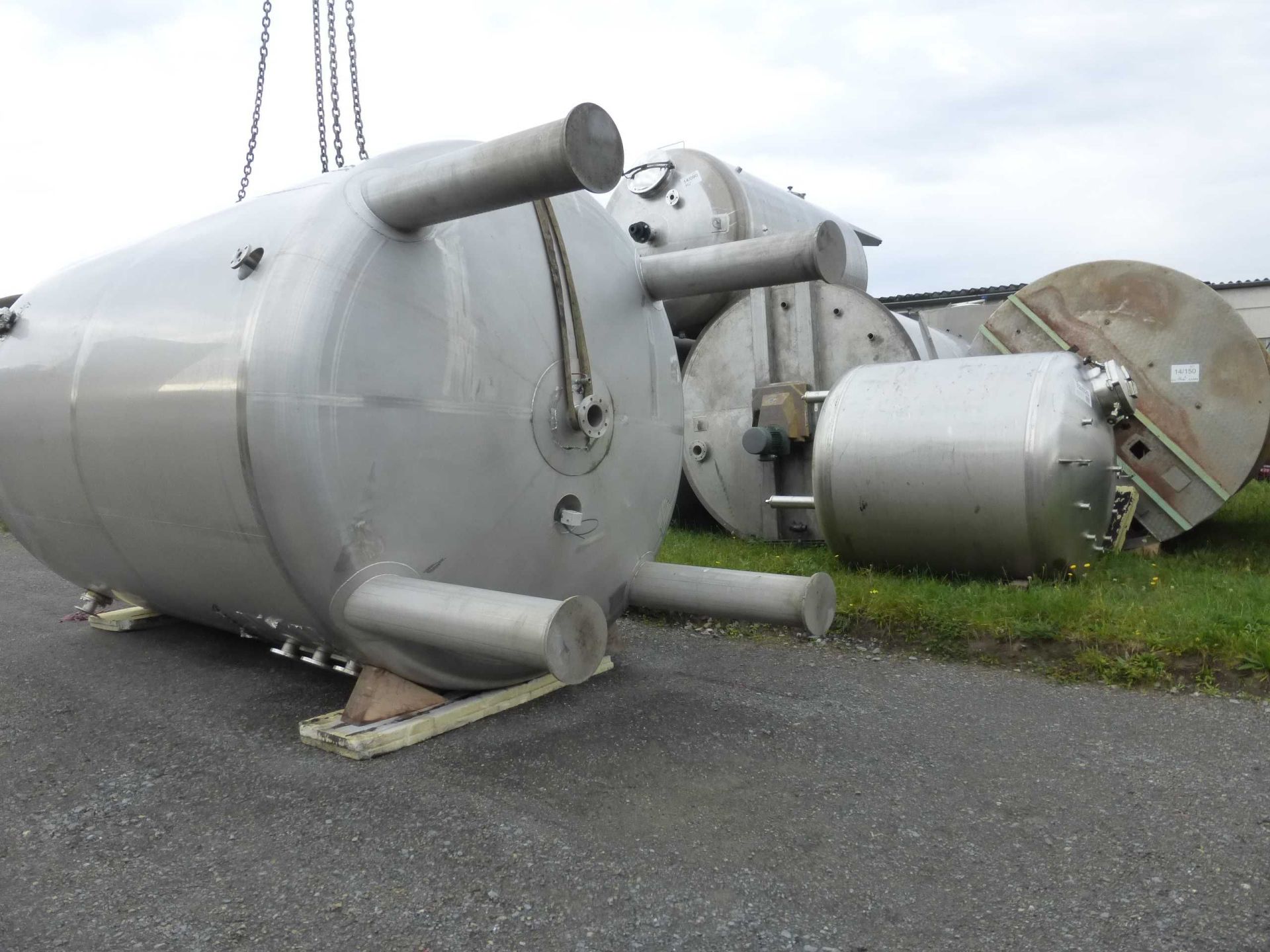 Rührwerksbehälter aus Edelstahl, isoliert (2)