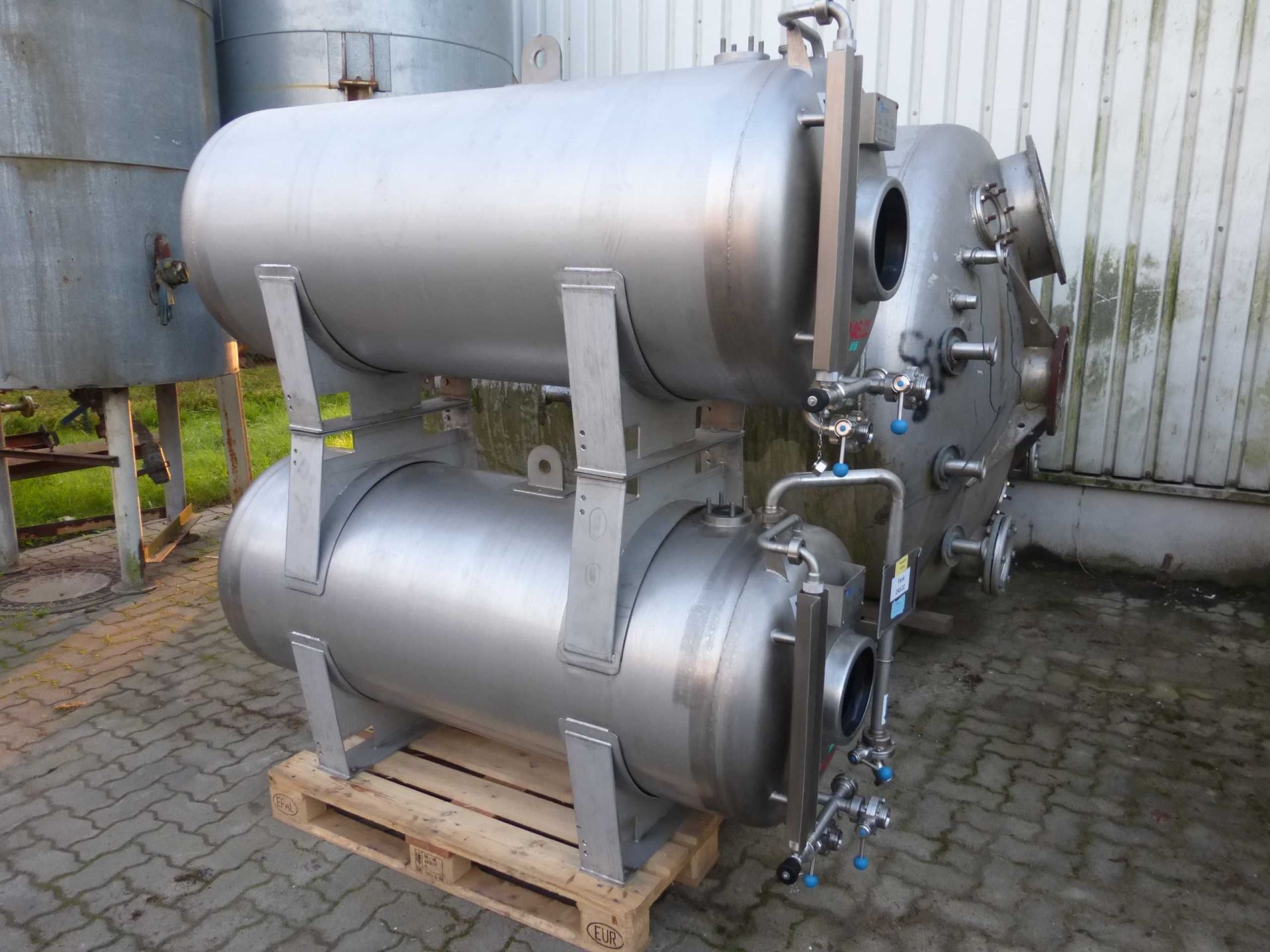 Edelstahlbehälter aus V2A, übereinandergesattelt (4)