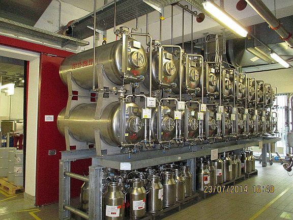 Edelstahlbehälter aus V2A, übereinandergesattelt (5)