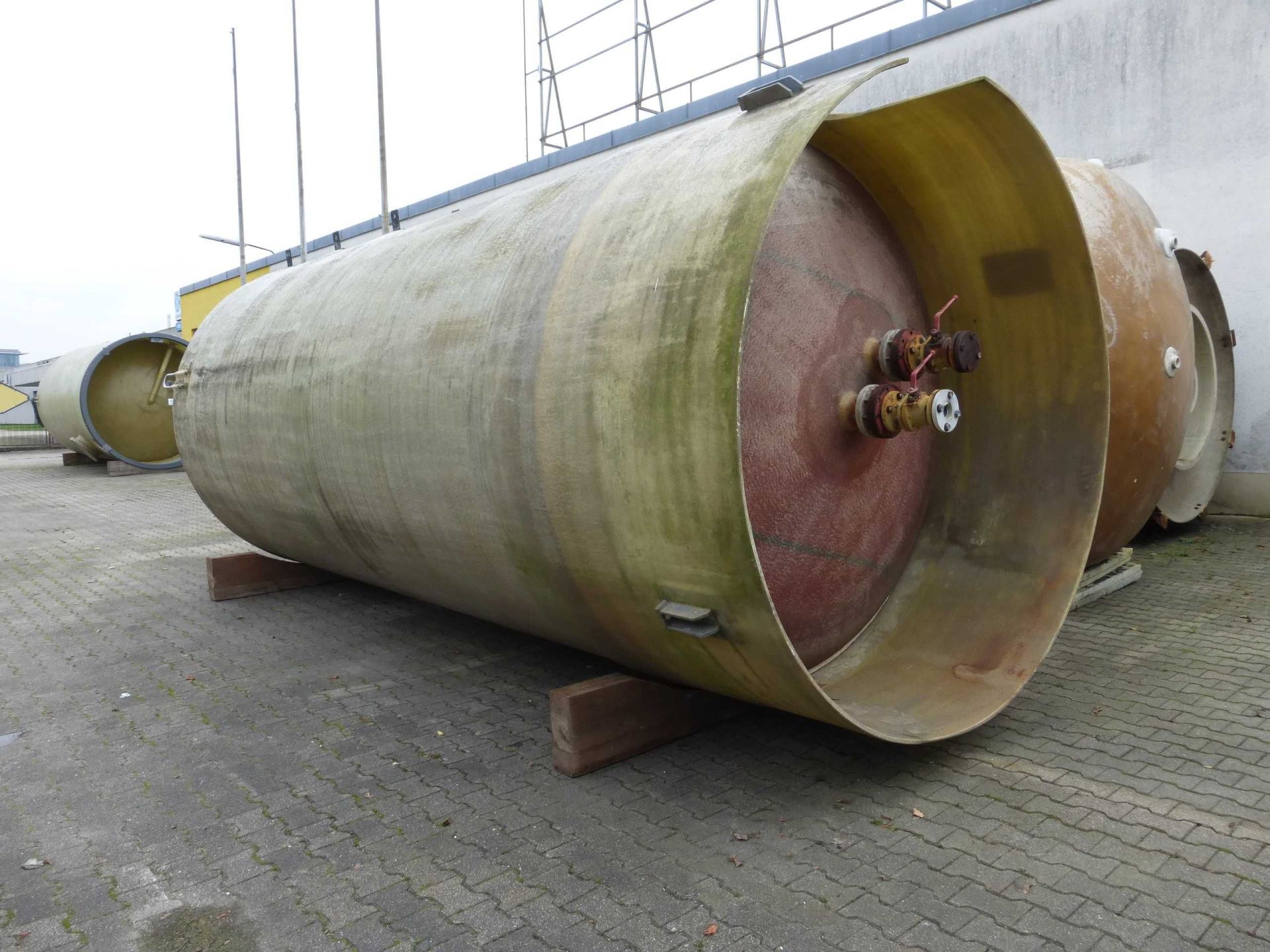 Lagerbehälter aus GFK, auf Fußring (2)