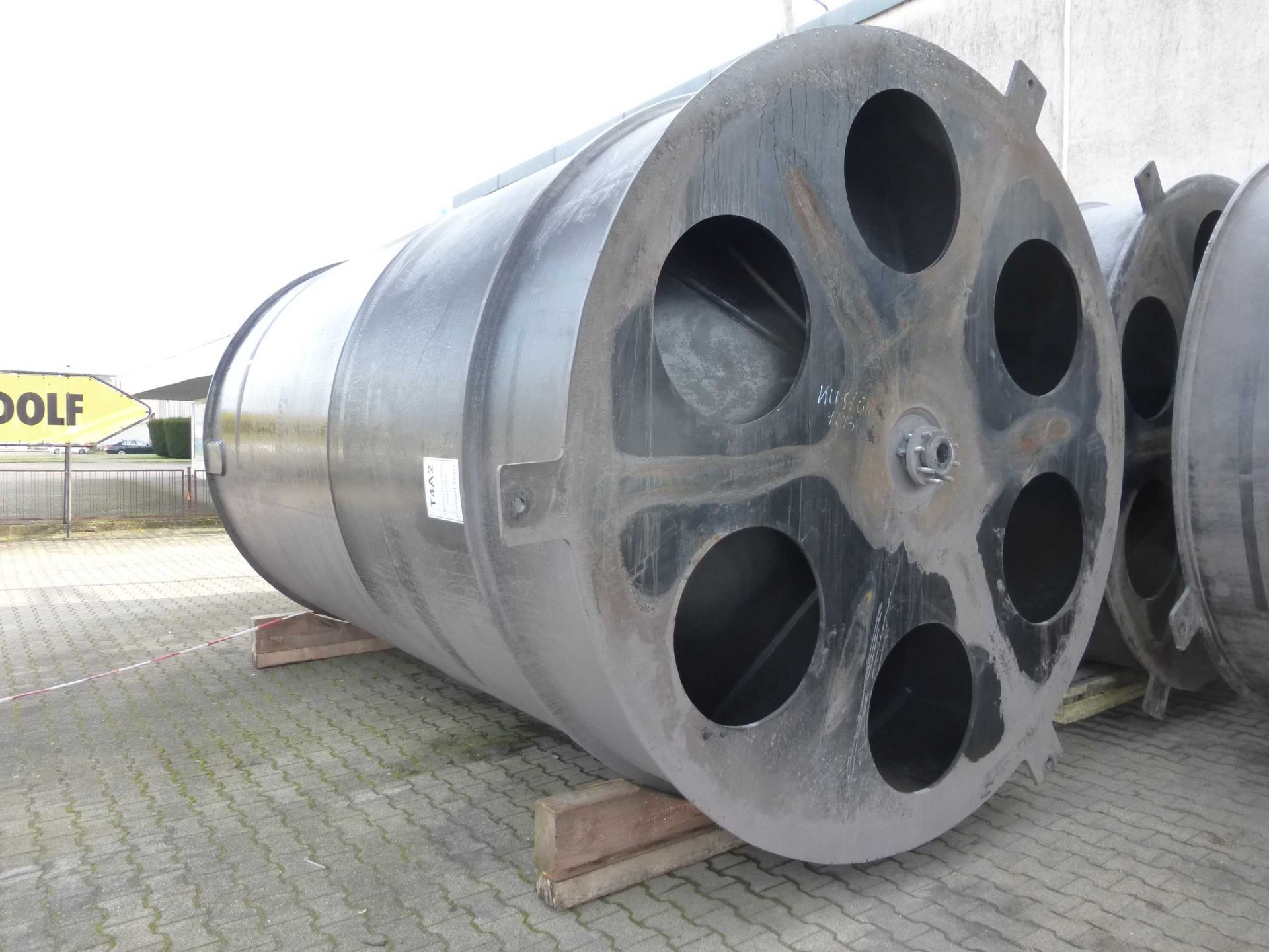 R&uuml;hrwerksbeh&auml;lter aus PE, auf Fu&szlig;ring stehend (1)