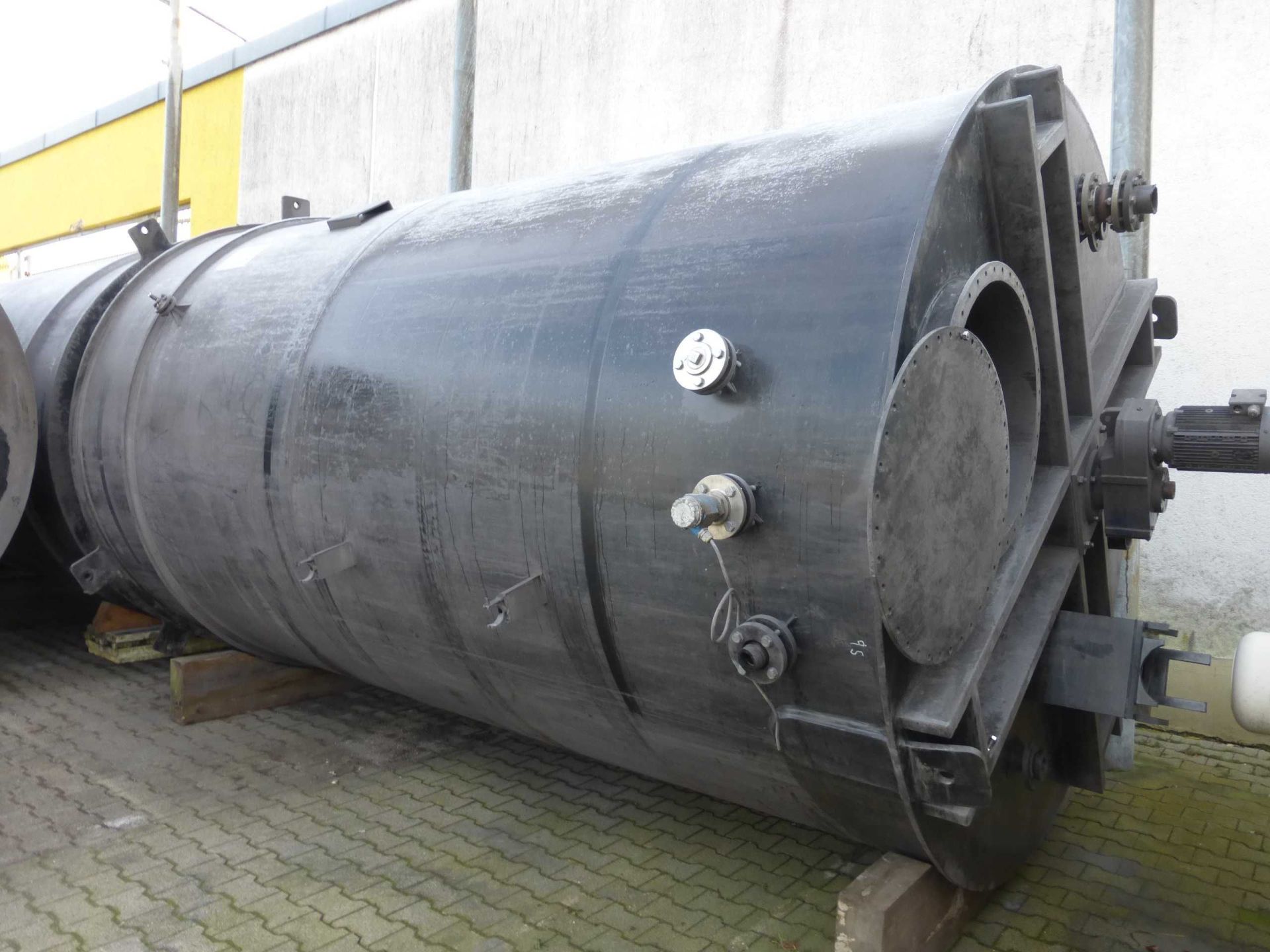 Rührwerksbehälter aus PE, auf Fußring stehend (2)