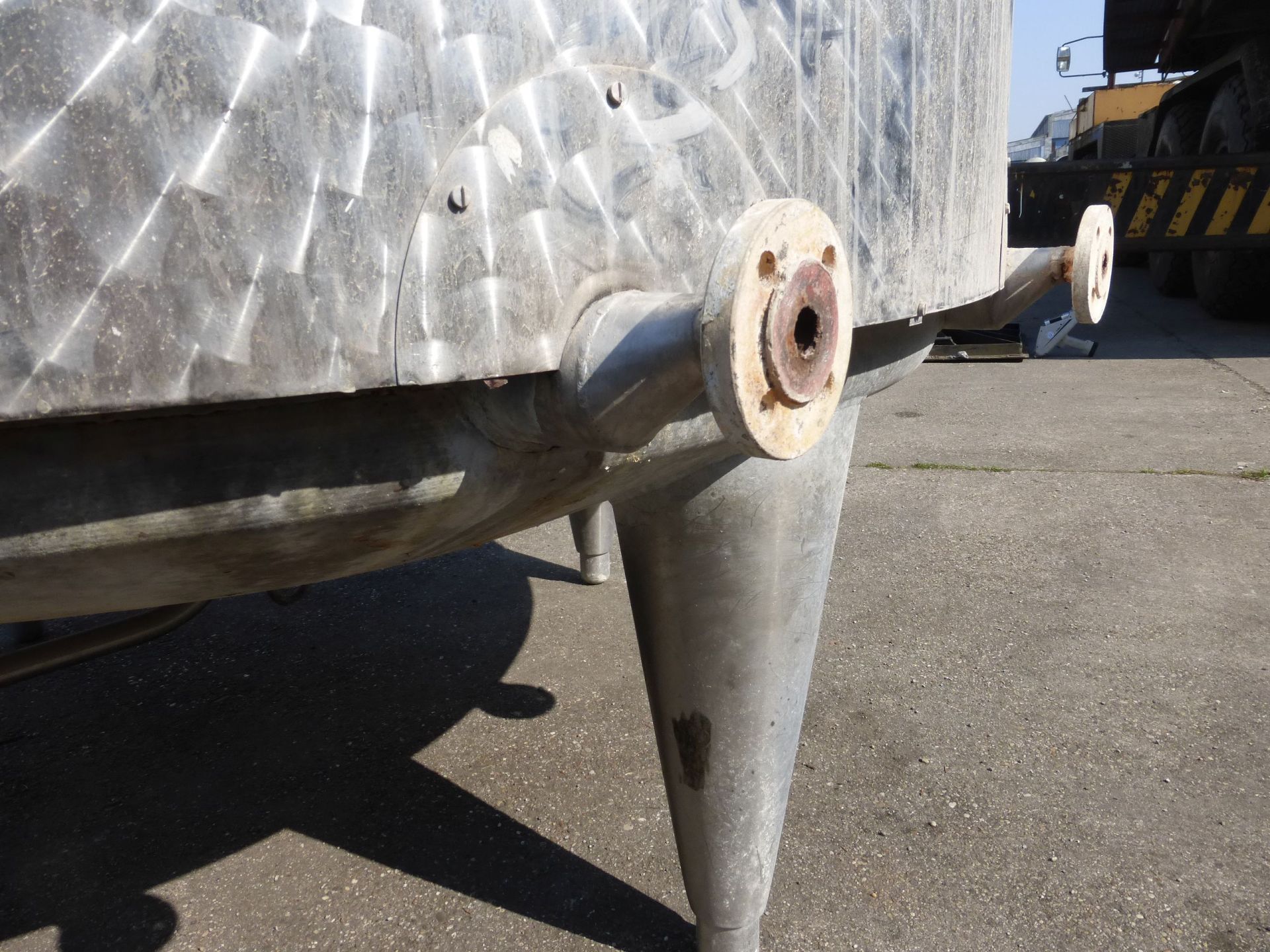 Lagerbehälter aus Edelstahl, heiz-/kühlbar, isol. (2)