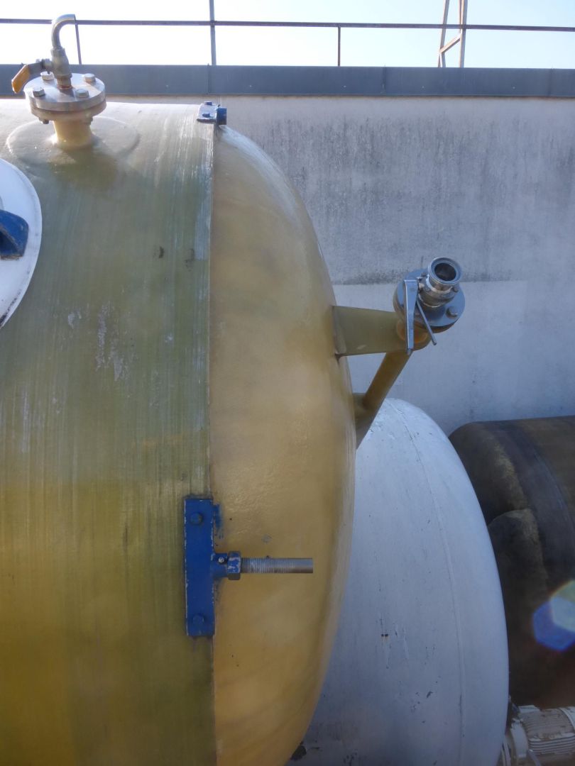 Lagerbehälter aus GFK, auf 6 Kegelfüßen (2)