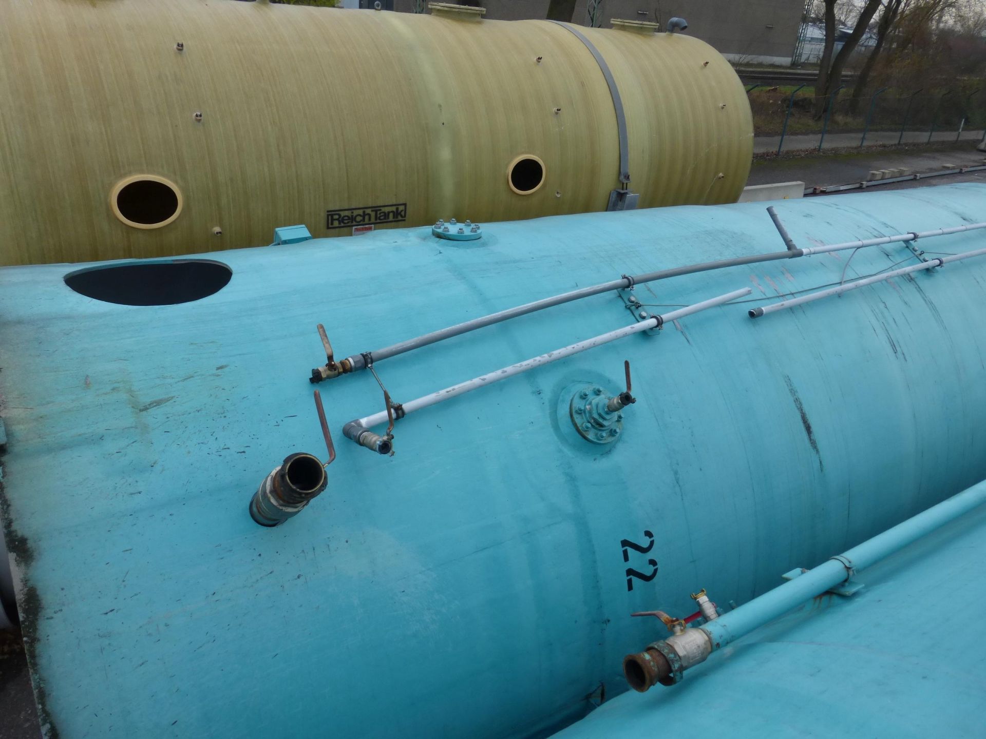 Lagerbeh&auml;lter aus GFK, auf Fu&szlig;ring stehend (1)