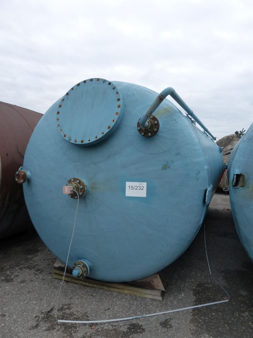 Lagerbeh&auml;lter aus GFK, auf Fu&szlig;ring stehend (1)