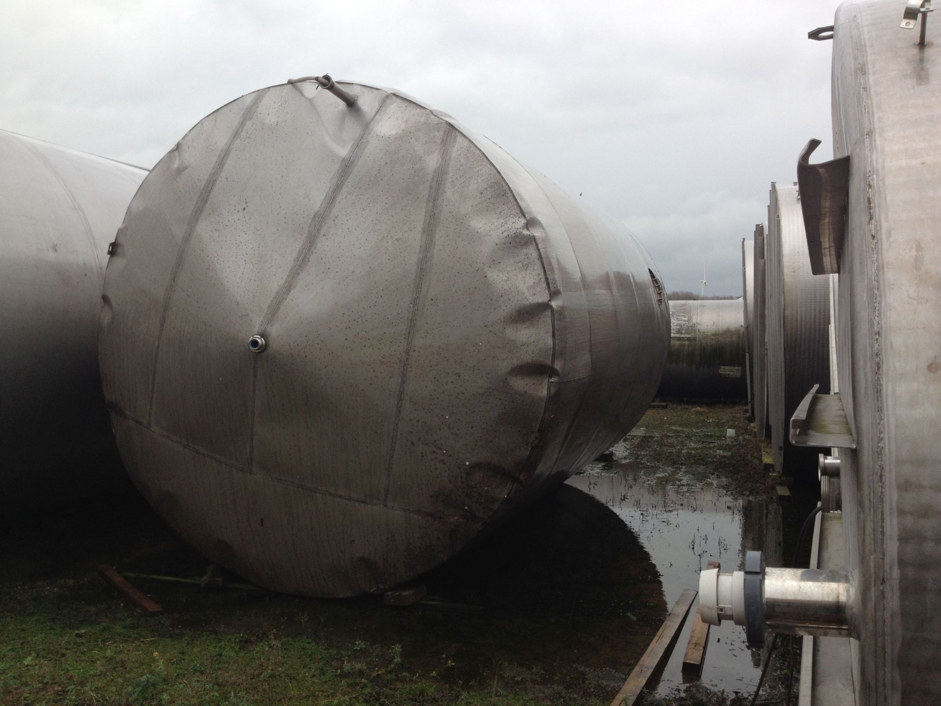 R&uuml;hrwerksbeh&auml;lter aus Edelstahl, schr&auml;ger Boden (1)