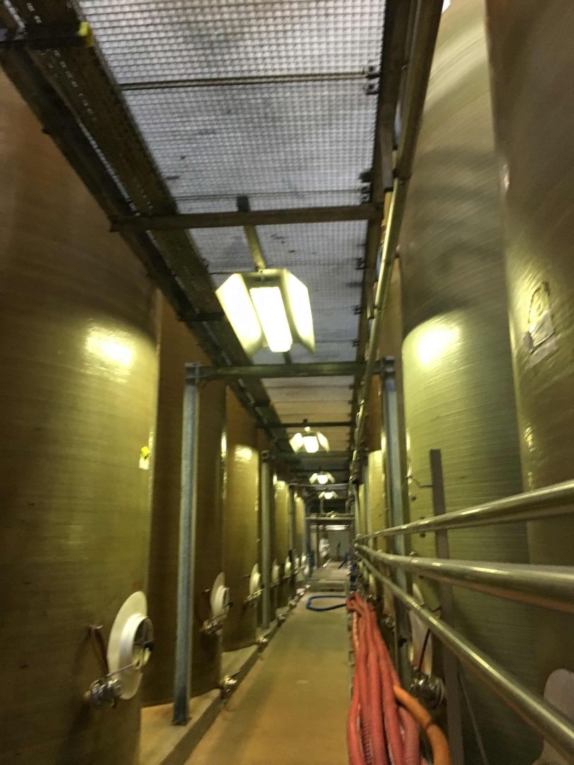 Lagerbehälter aus GFK, 2% Gefälle zum Auslauf (3)