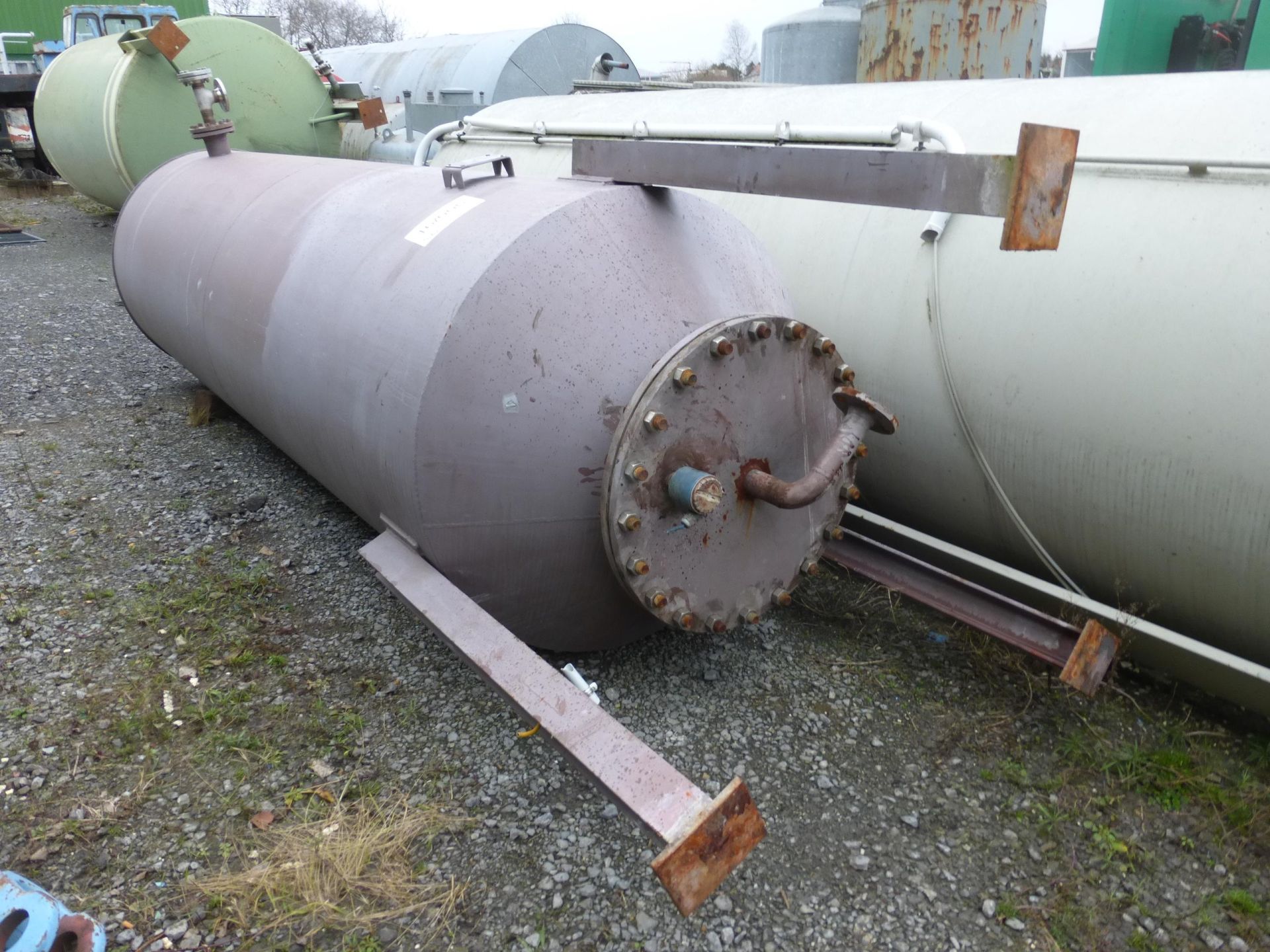 Lagerbeh&auml;lter aus Stahl, auf 3 Profilf&uuml;&szlig;en stehend (1)