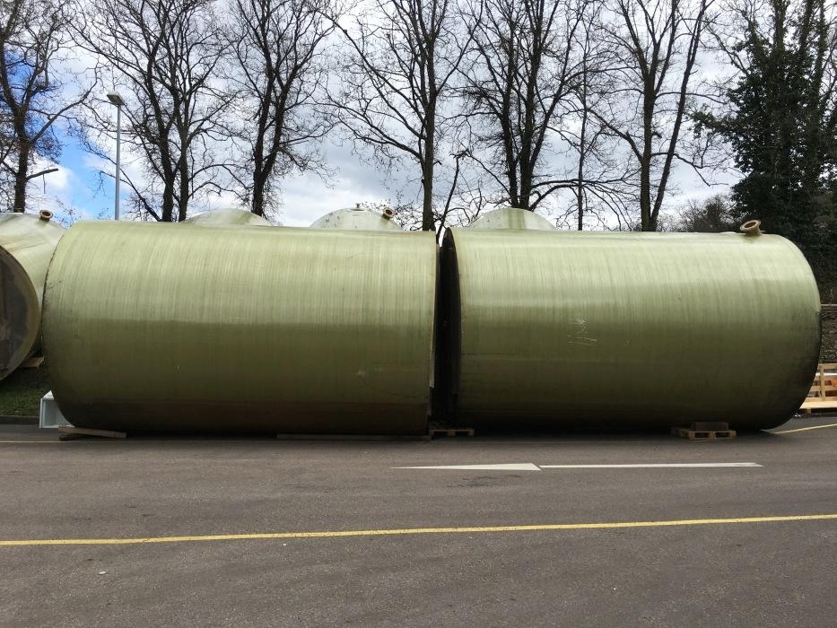 R&uuml;hrwerksbeh&auml;lter aus GFK, mit Gef&auml;lle, fr. 15-872 (1)