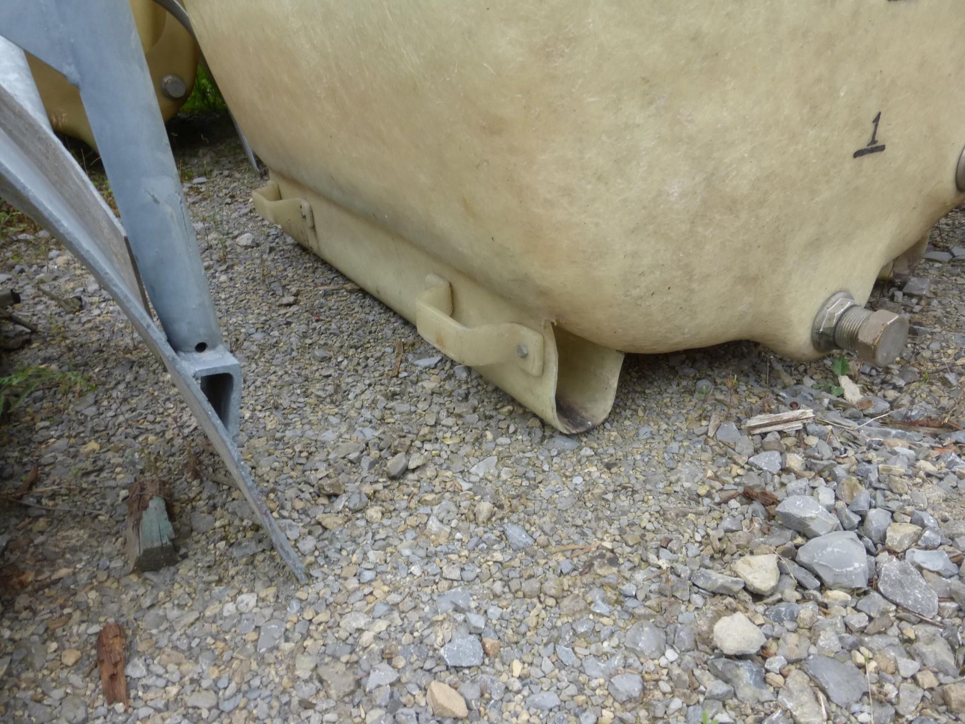 Lagerbehälter aus GFK, auf 2 Kufen (2)