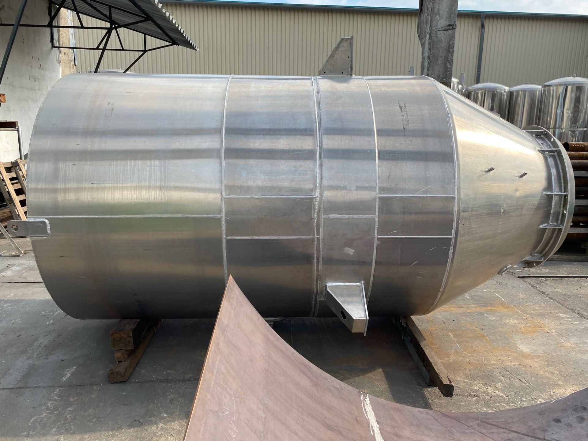 Lagersilo aus Aluminium, auf Tragepratzen (1)