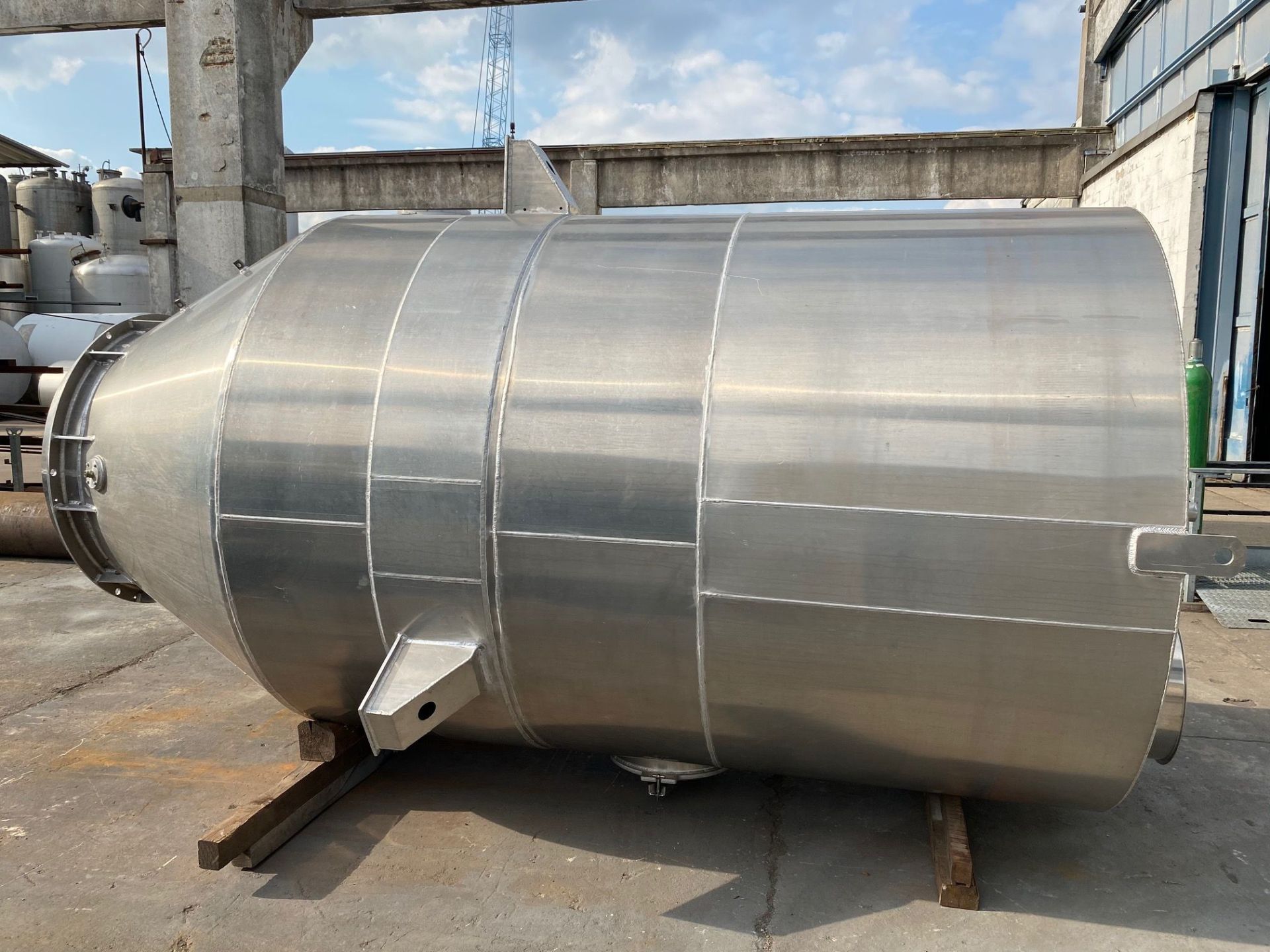 Lagersilo aus Aluminium, auf Tragepratzen (3)