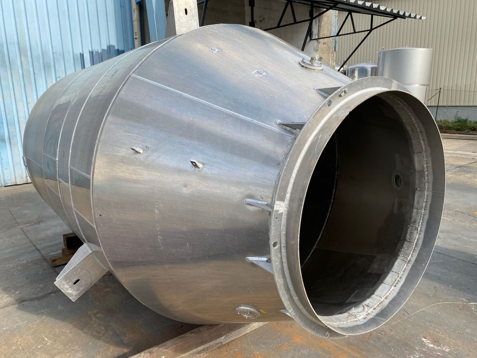 Lagersilo aus Aluminium, auf Tragepratzen (4)