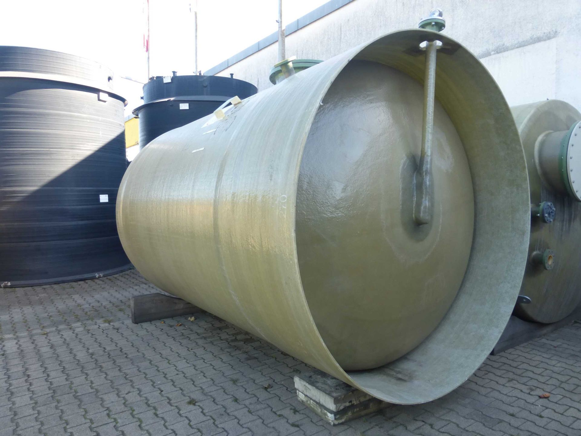 Lagerbeh&auml;lter aus GFK, auf Fu&szlig;ring stehend (1)