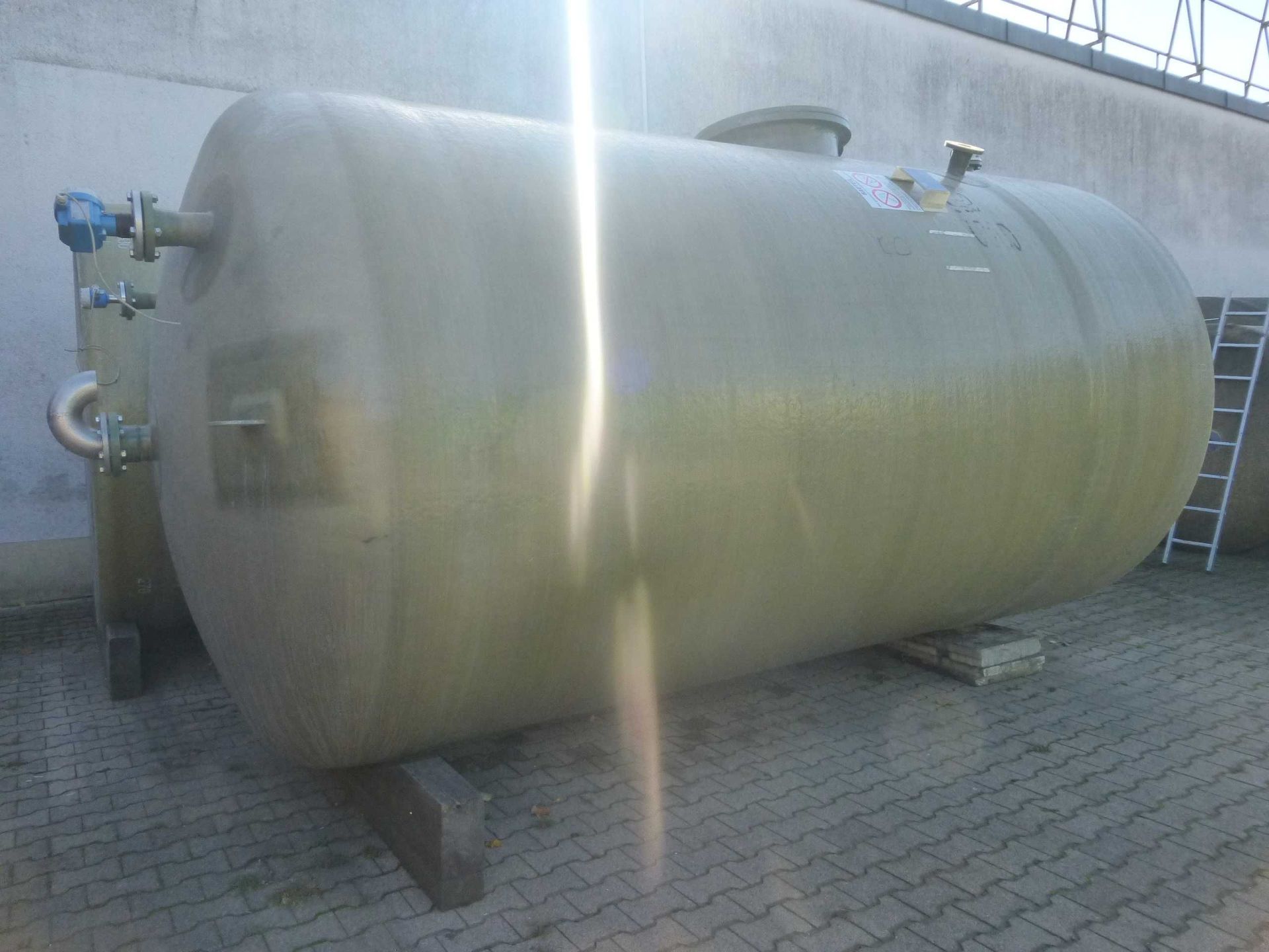 Lagerbehälter aus GFK, auf Fußring stehend (2)