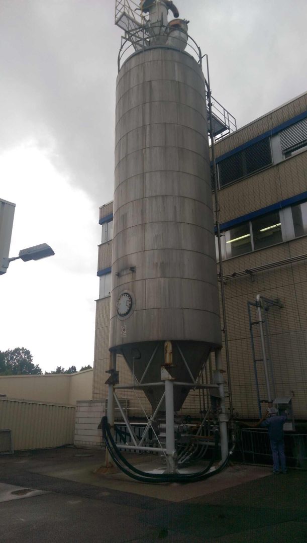 Lagersilo aus Edelstahl (Zuckersilo), isoliert (1)