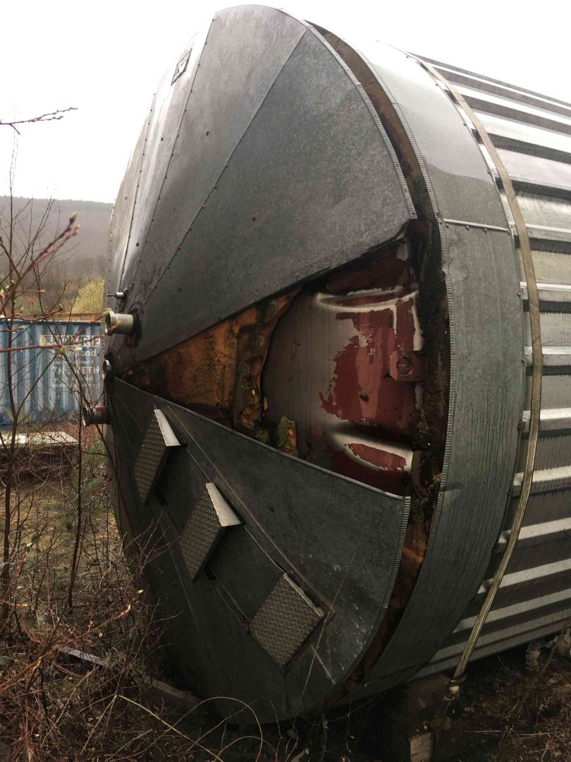 Lagerbehälter aus Edelstahl (V2A) stehend isoliert (2)