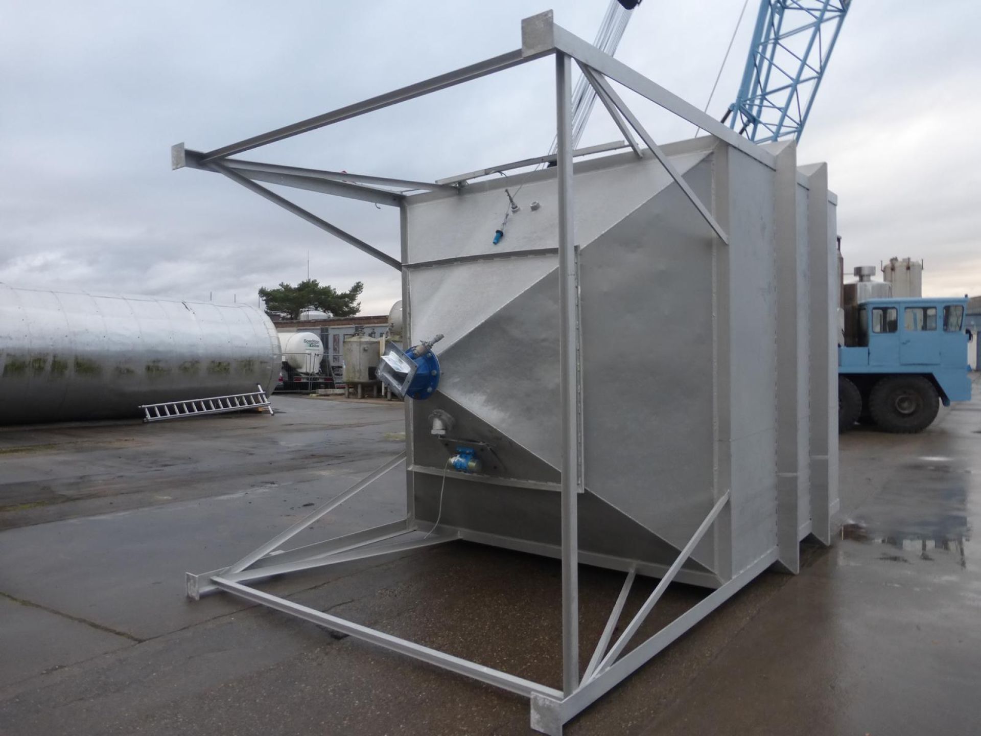 Aluminium-Rechtecksilo, auf 4 F&uuml;&szlig;en stehend (1)