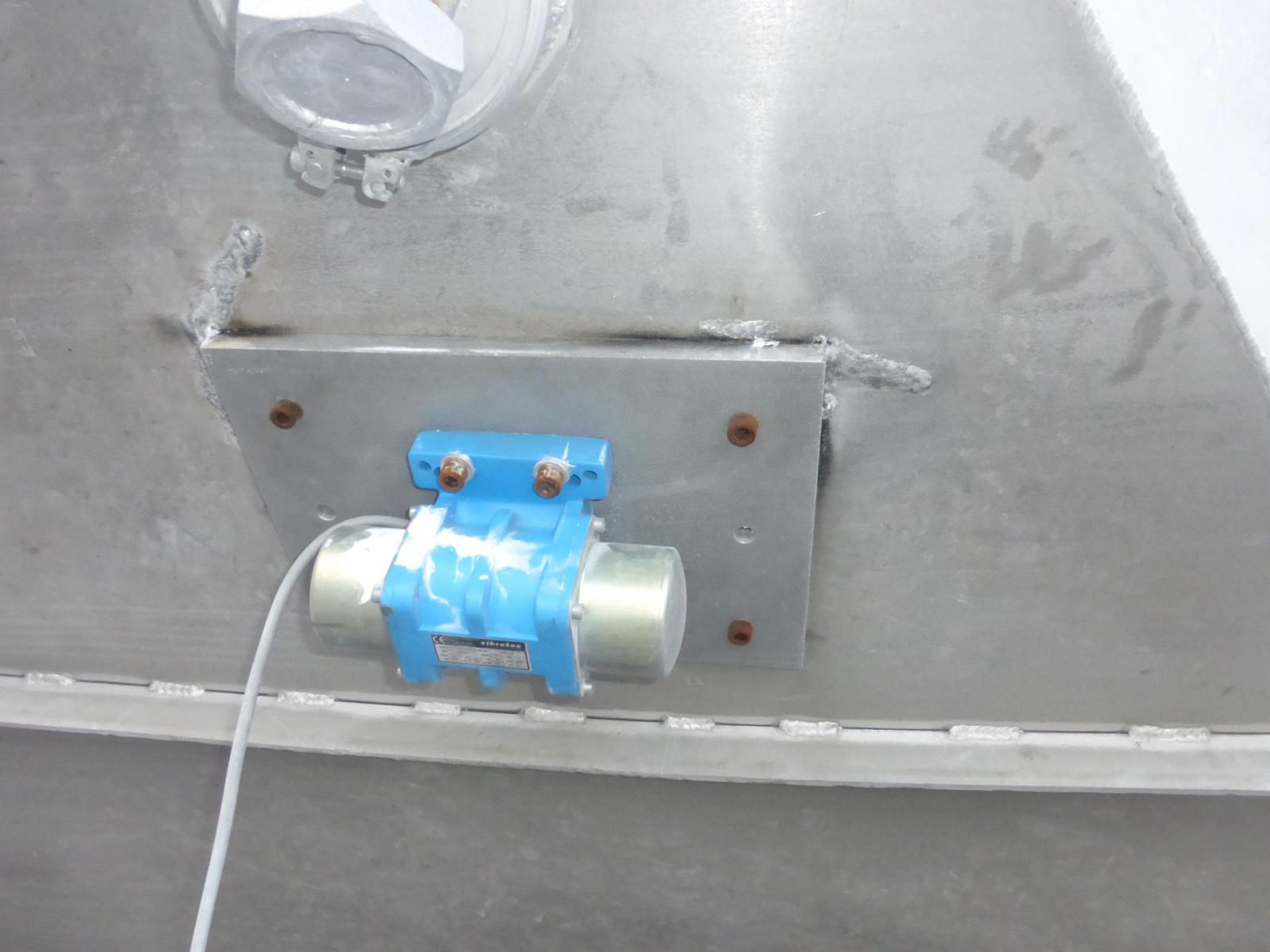 Aluminium-Rechtecksilo, auf 4 Füßen stehend (5)