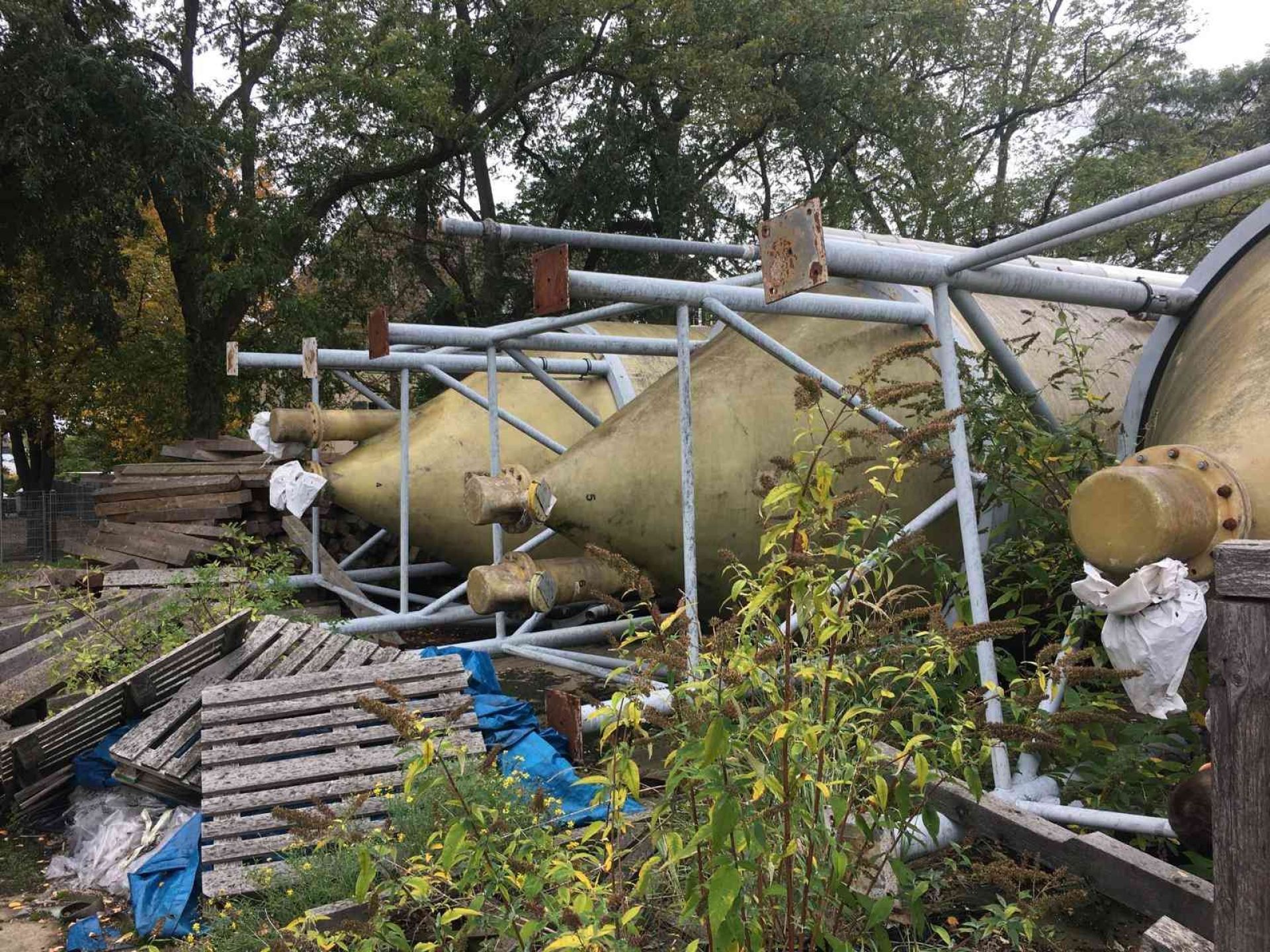 Lagersilo aus GFK, auf Stahl-Fu&szlig;gestell stehend (1)