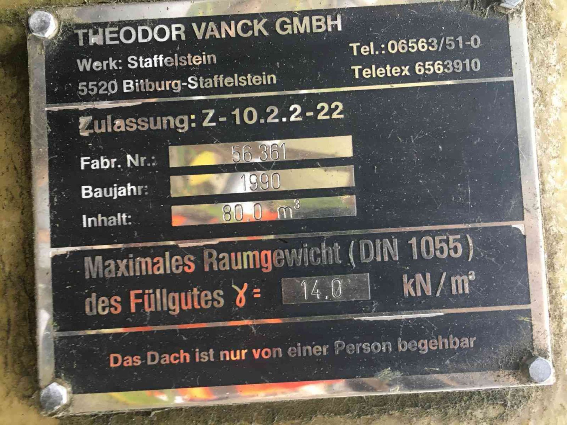 Lagersilo aus GFK, auf Stahl-Fußgestell stehend (2)