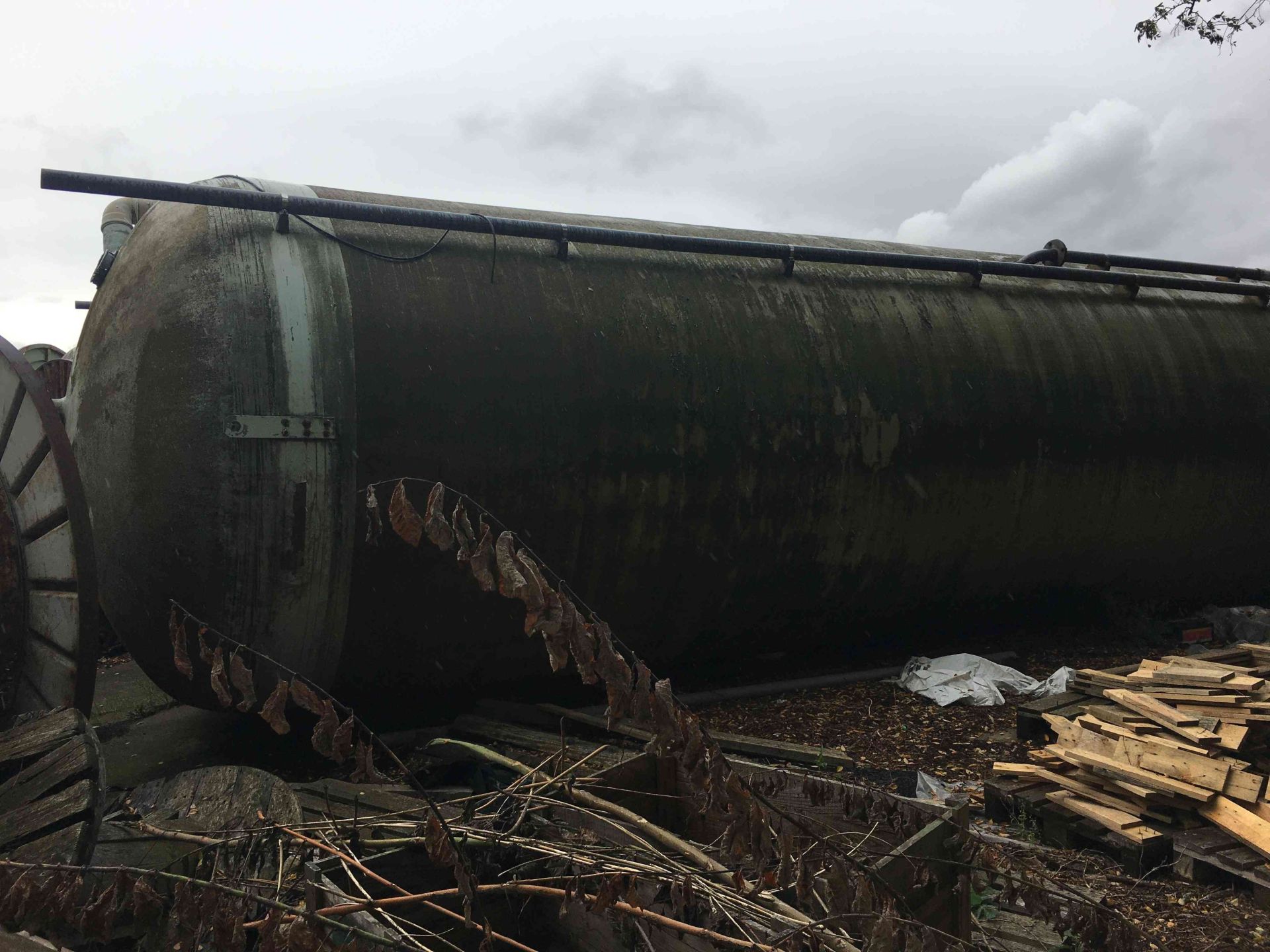 Lagersilo aus GFK, auf Stahl-Fußgestell stehend (4)