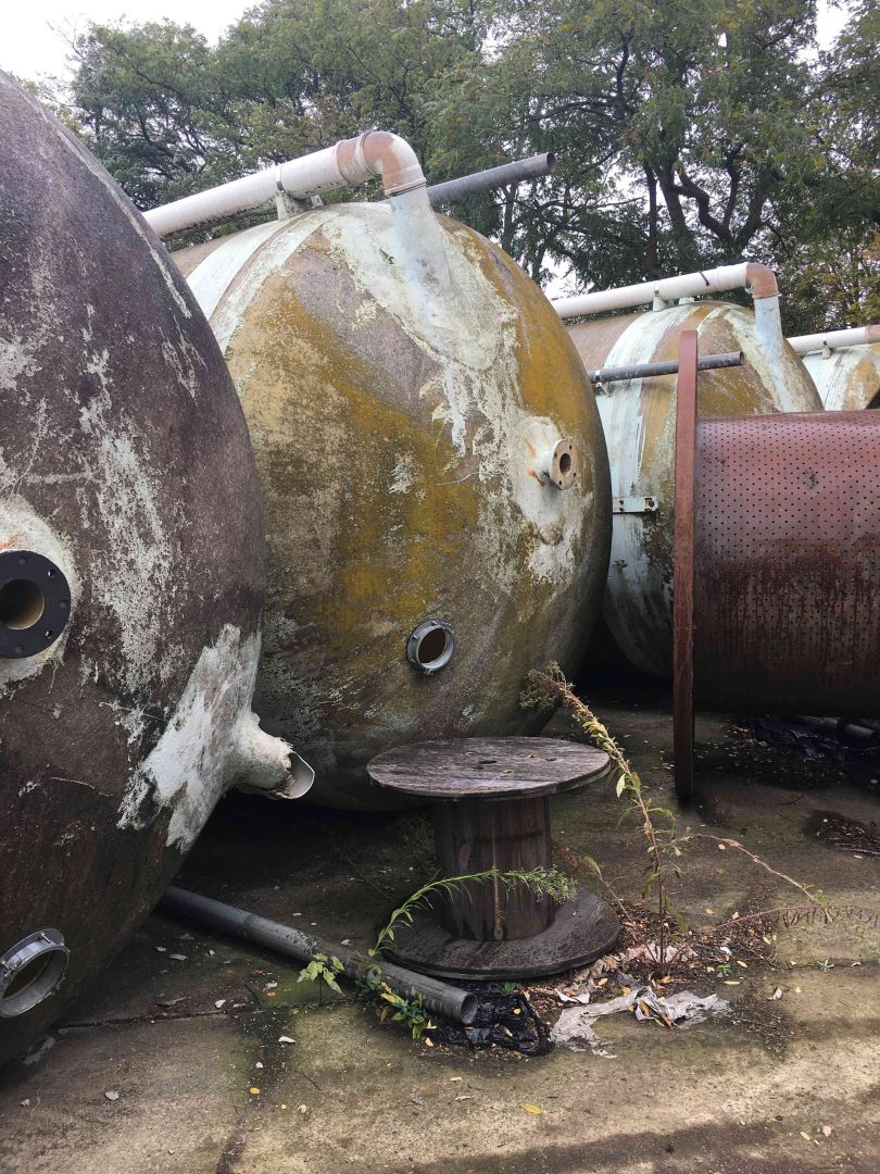 Lagersilo aus GFK, auf Stahl-Fußgestell stehend (5)