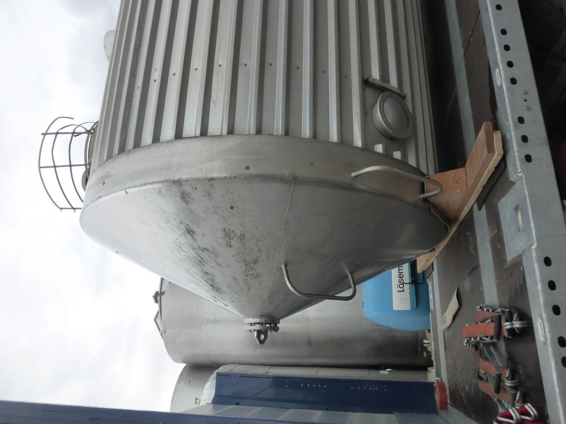 Druckbehälter aus Edelstahl V2A, isoliert (2)