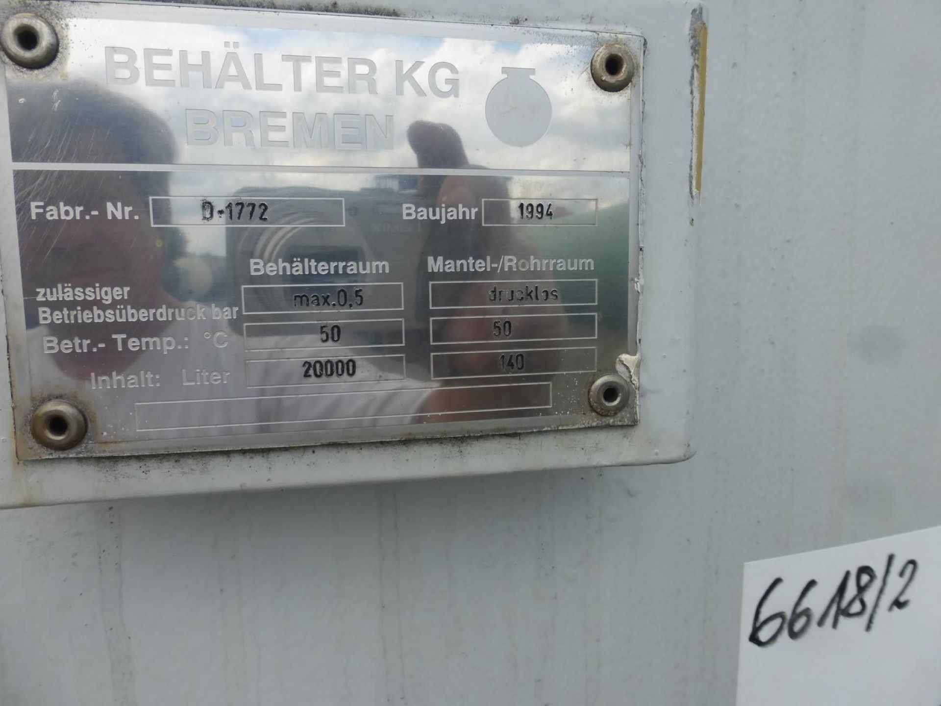 Auf 4 Rohrfüßen stehender Edelstahlbehälter (2)