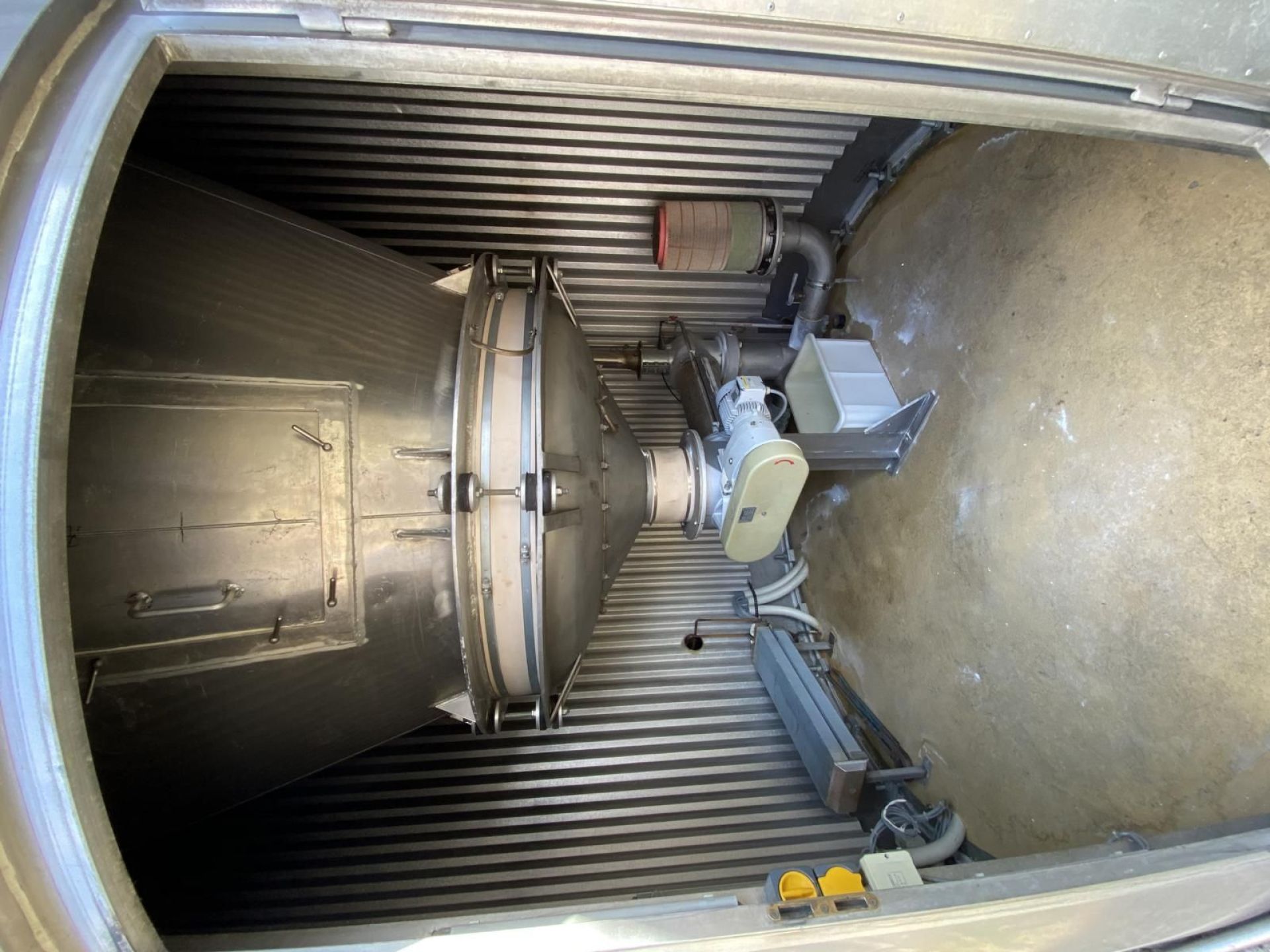 Aluminiumsilo mit langer Standzarge + Filterhaus (2)