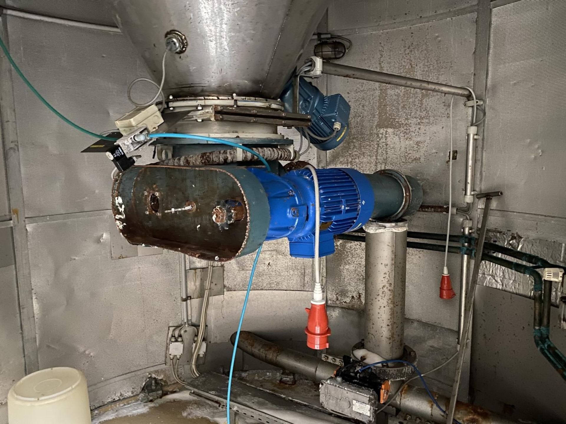 Aluminiumsilo mit langer Standzarge + Filterhaus (3)