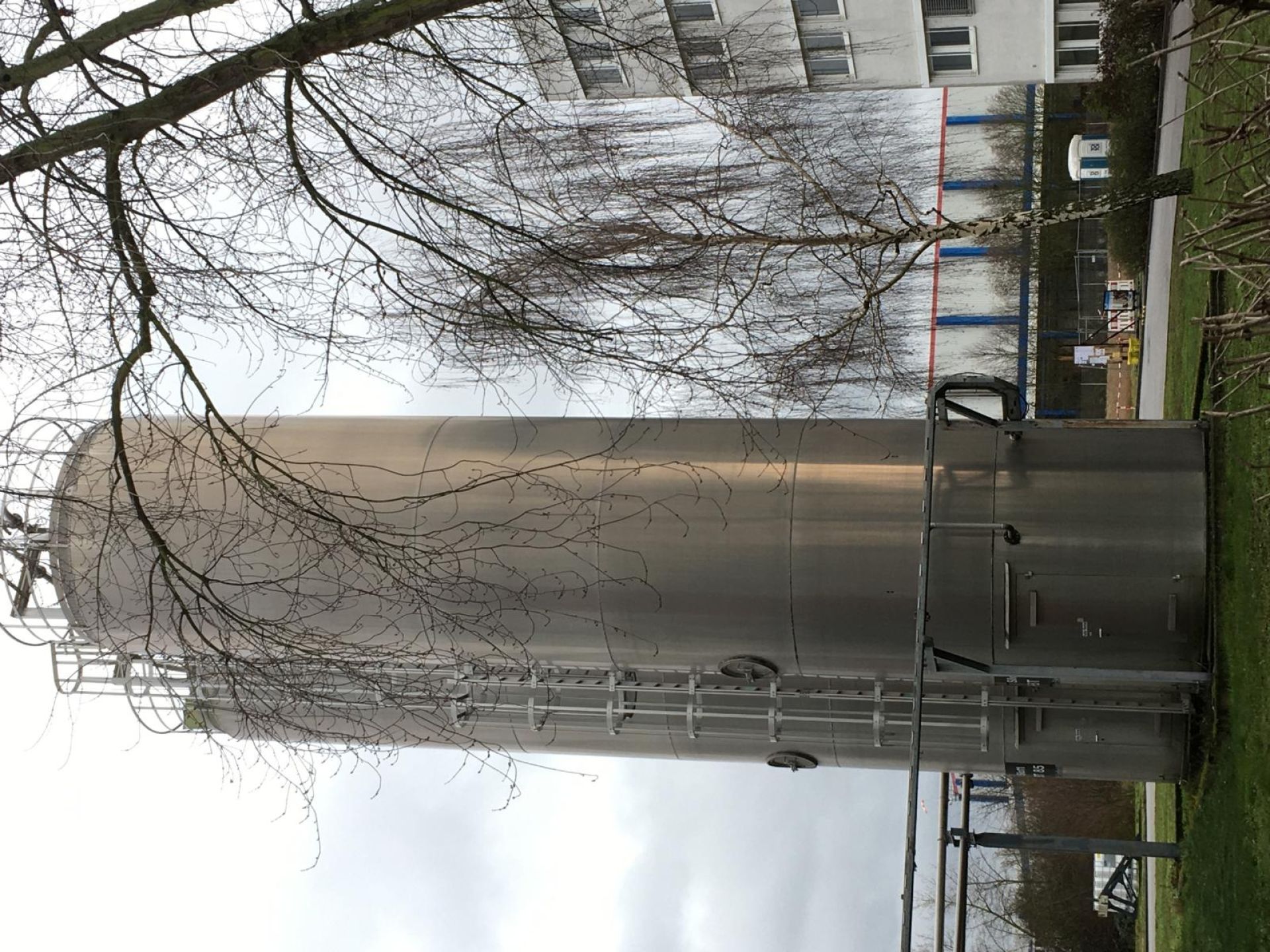 Lagersilo aus Aluminium, auf Fu&szlig;ring stehend (1)