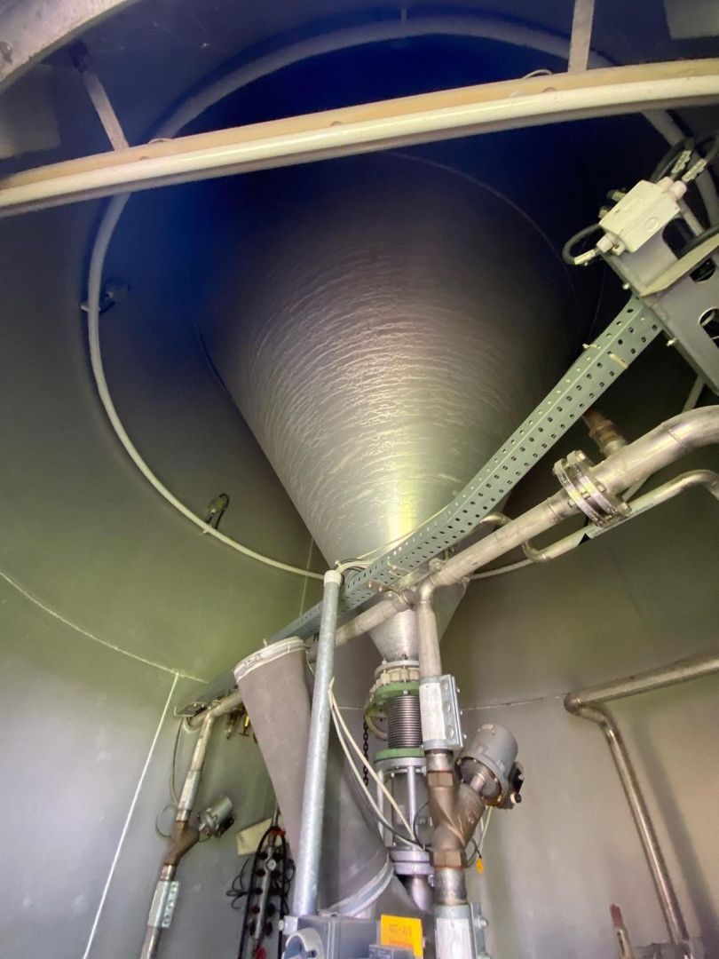 Lagersilo aus Aluminium, auf Fußring stehend (2)