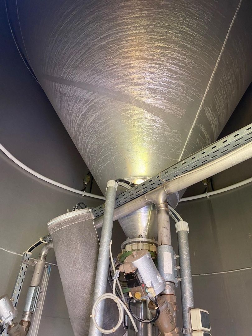 Lagersilo aus Aluminium, auf Fußring stehend (3)