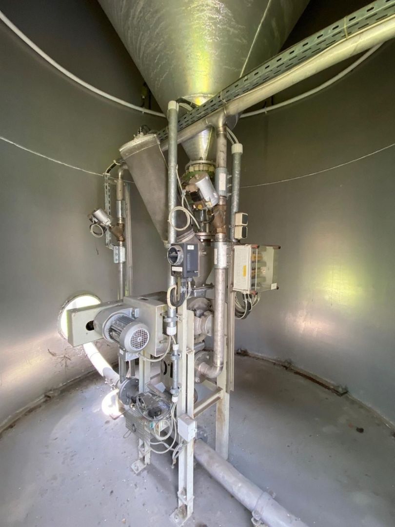 Lagersilo aus Aluminium, auf Fußring stehend (4)