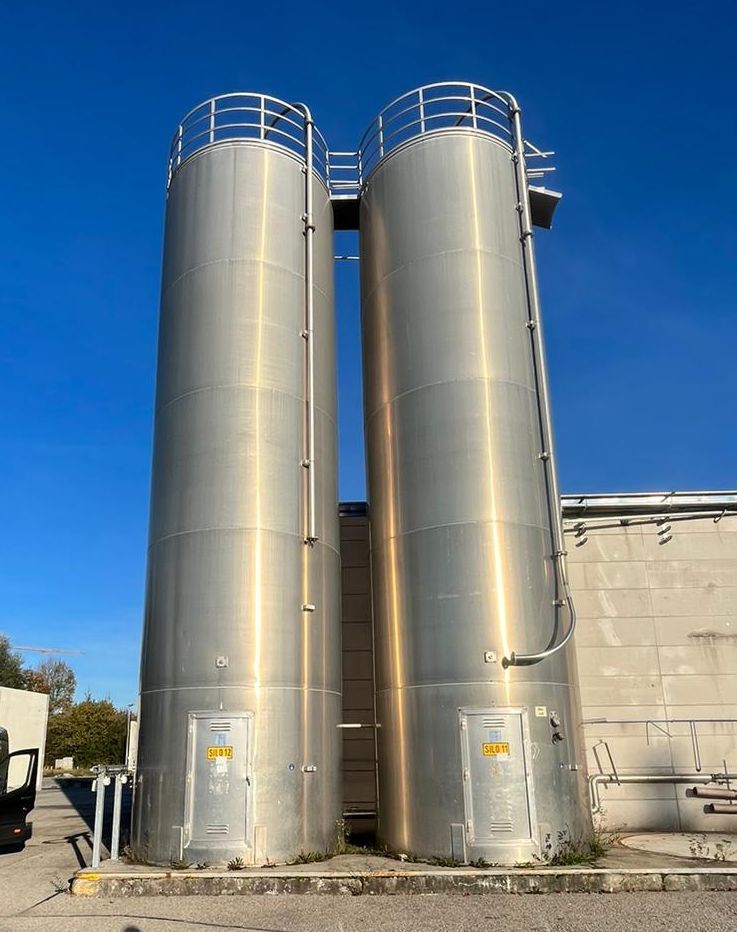 Aluminiusilos, auf Fu&szlig;ring stehend (1)