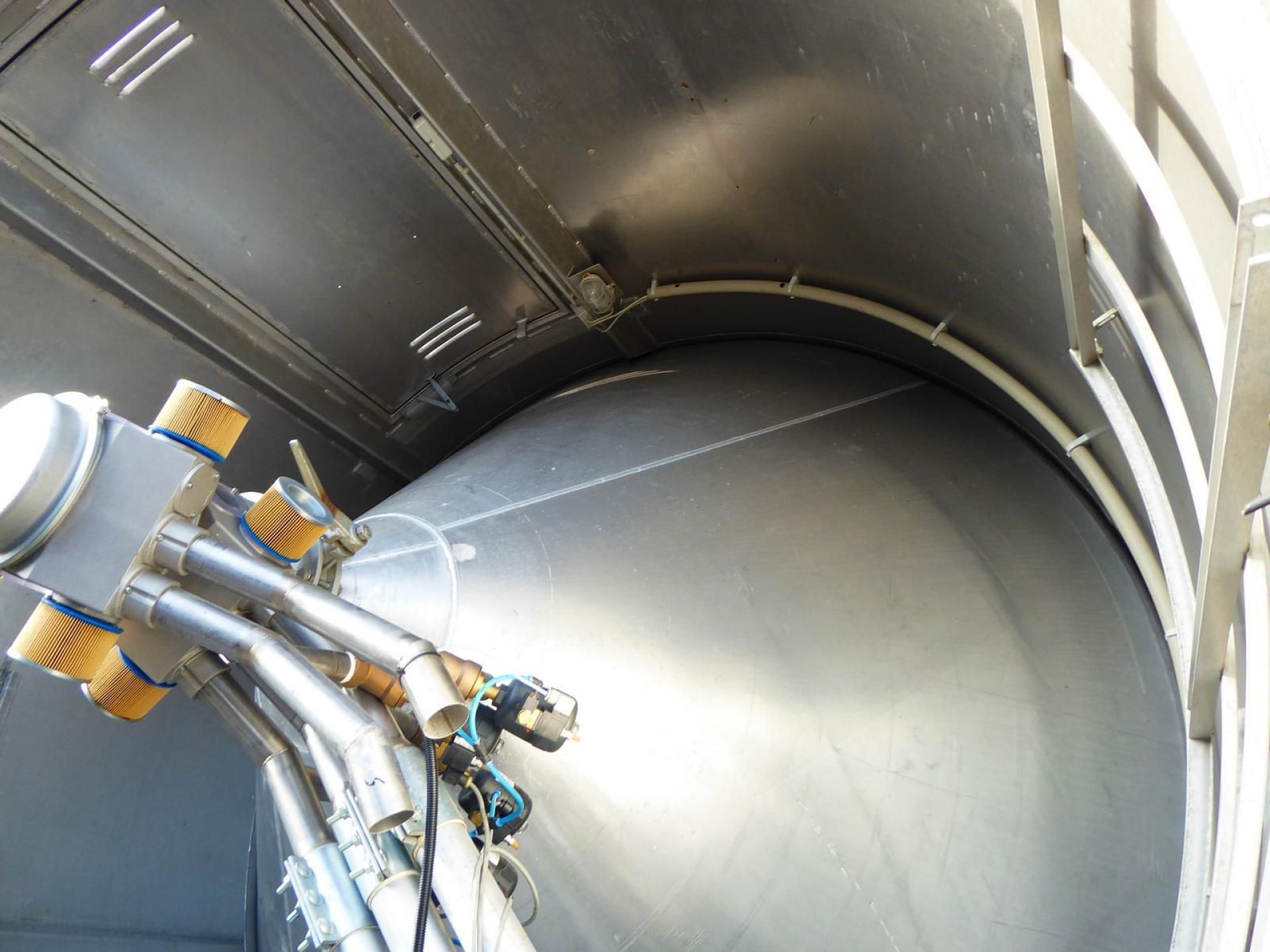 Aluminiusilos, auf Fußring stehend (3)