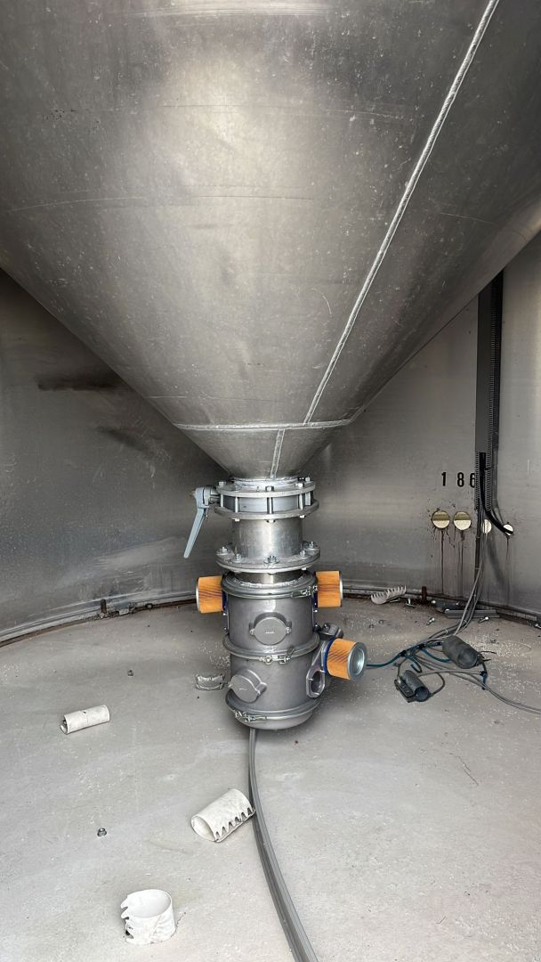 Aluminiusilos, auf Fußring stehend (4)