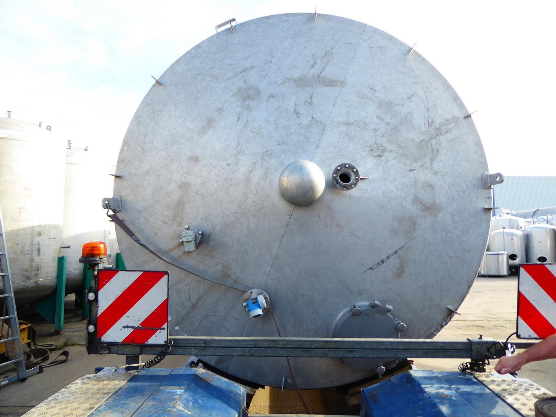 Aluminiusilos, auf Fußring stehend (5)