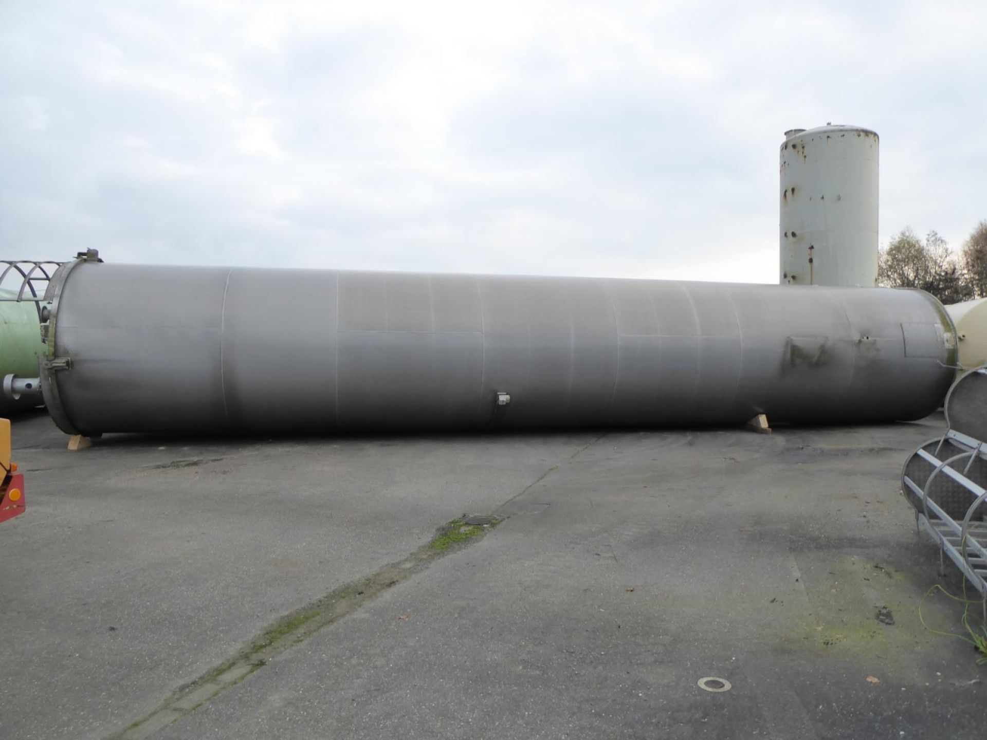 Aluminiumsilo, auf Fu&szlig;ring stehend (1)