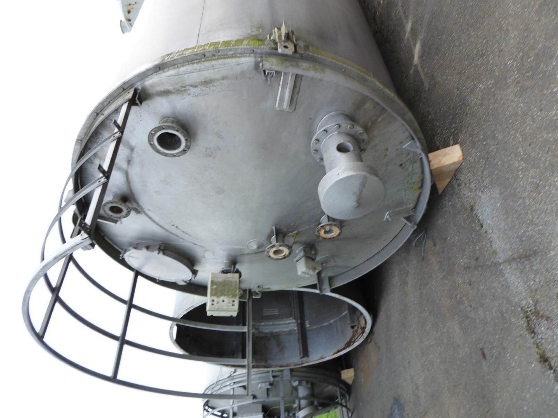 Aluminiumsilo, auf Fußring stehend (2)