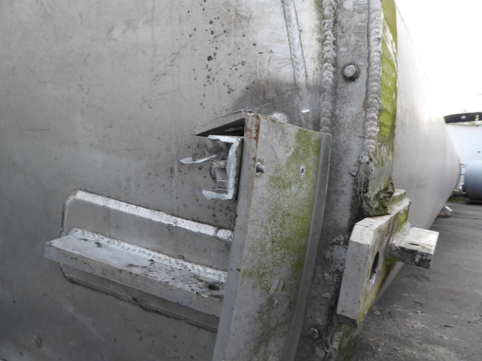 Aluminiumsilo, auf Fußring stehend (3)